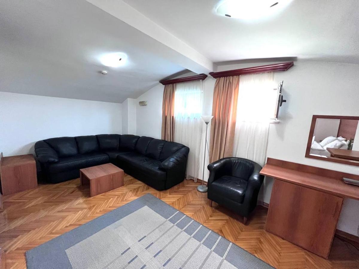 Hotel Ambasador بودغوريتْسا المظهر الخارجي الصورة