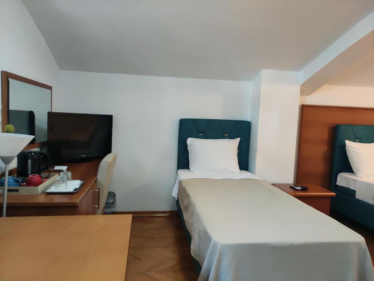 Hotel Ambasador بودغوريتْسا المظهر الخارجي الصورة