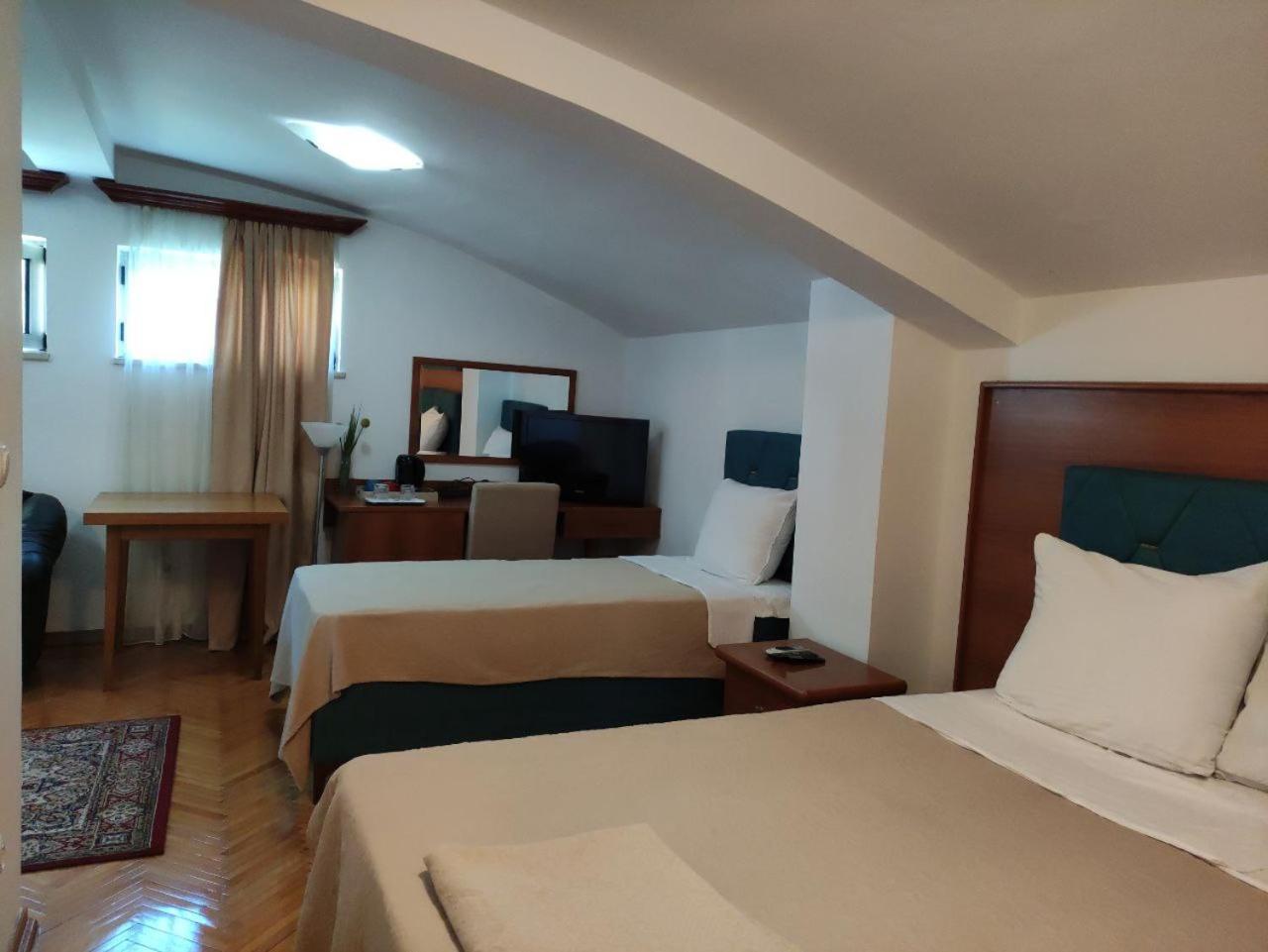 Hotel Ambasador بودغوريتْسا المظهر الخارجي الصورة